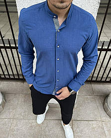 Чоловіча стильна лляна сорочка в синьому кольорі.