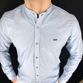Стильна чоловіча сорочка з довгим рукавом у блакитному кольорі на кнопках.