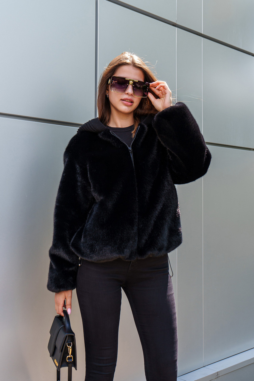 Трендова жіноча коротка шуба з еко-хутра під норку з трикотажним капюшоном, фото 1