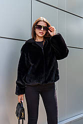 Трендова жіноча коротка шуба з еко-хутра під норку з трикотажним капюшоном