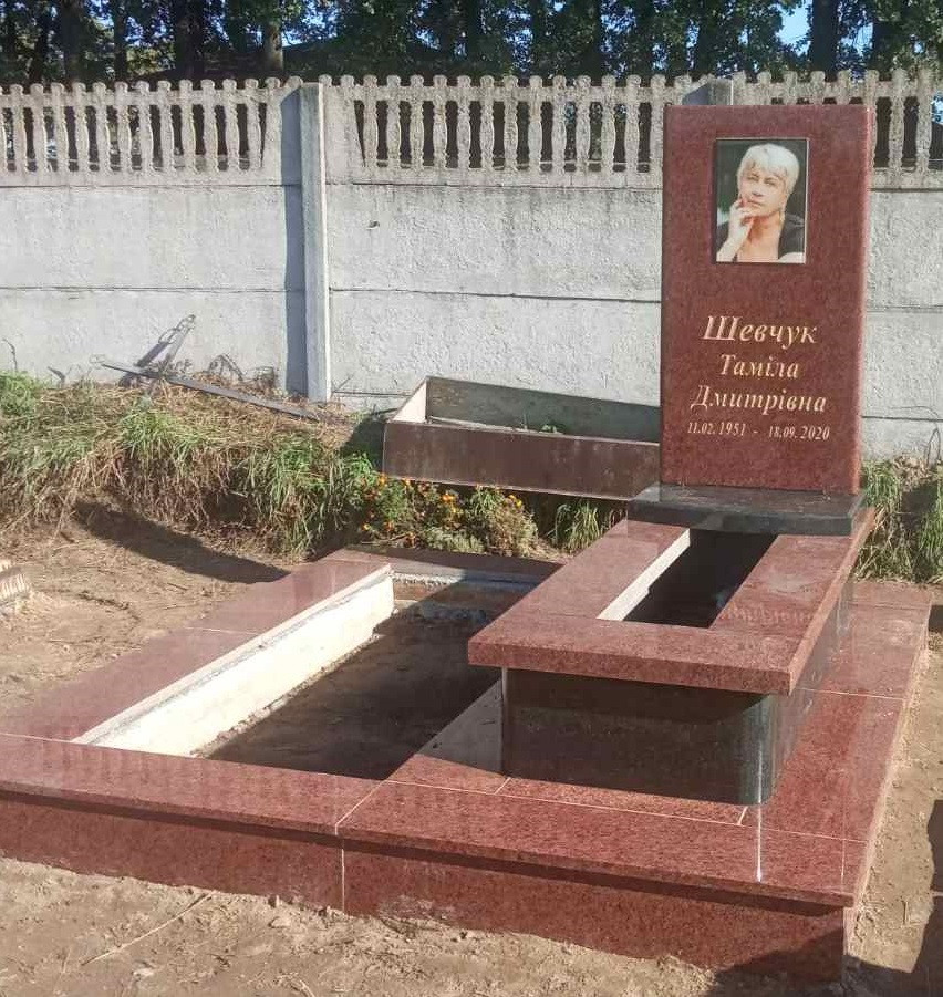 Подвійний пам'ятник із допохованням граніту 2400*2500