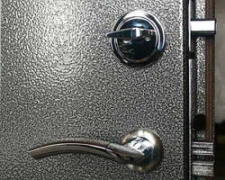 Як пофарбувати вхідні металеві двері рідкою молотковою фарбою Stancolac Hammerlux