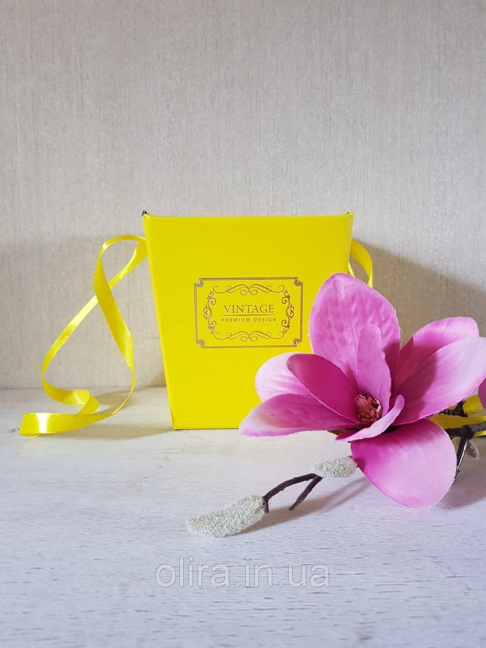 Пакування для квітів картонна коробочка самозбірна жовта