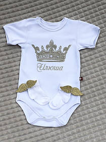 Боді з вишивкою імені малюка + корона + шкарпетки з крильцями, білий