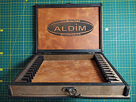 Скринька для 12 брусків обшита шкірою всередині. 200х30х8мм — брусок.