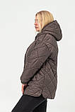 Куртка жіноча коричнева демісезонна стьобана з капюшоном великого розміру, фото 3