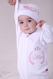 Чоловічок іменний з вишивкою + шапочка з крильцями для новонароджених, білий з рожевим