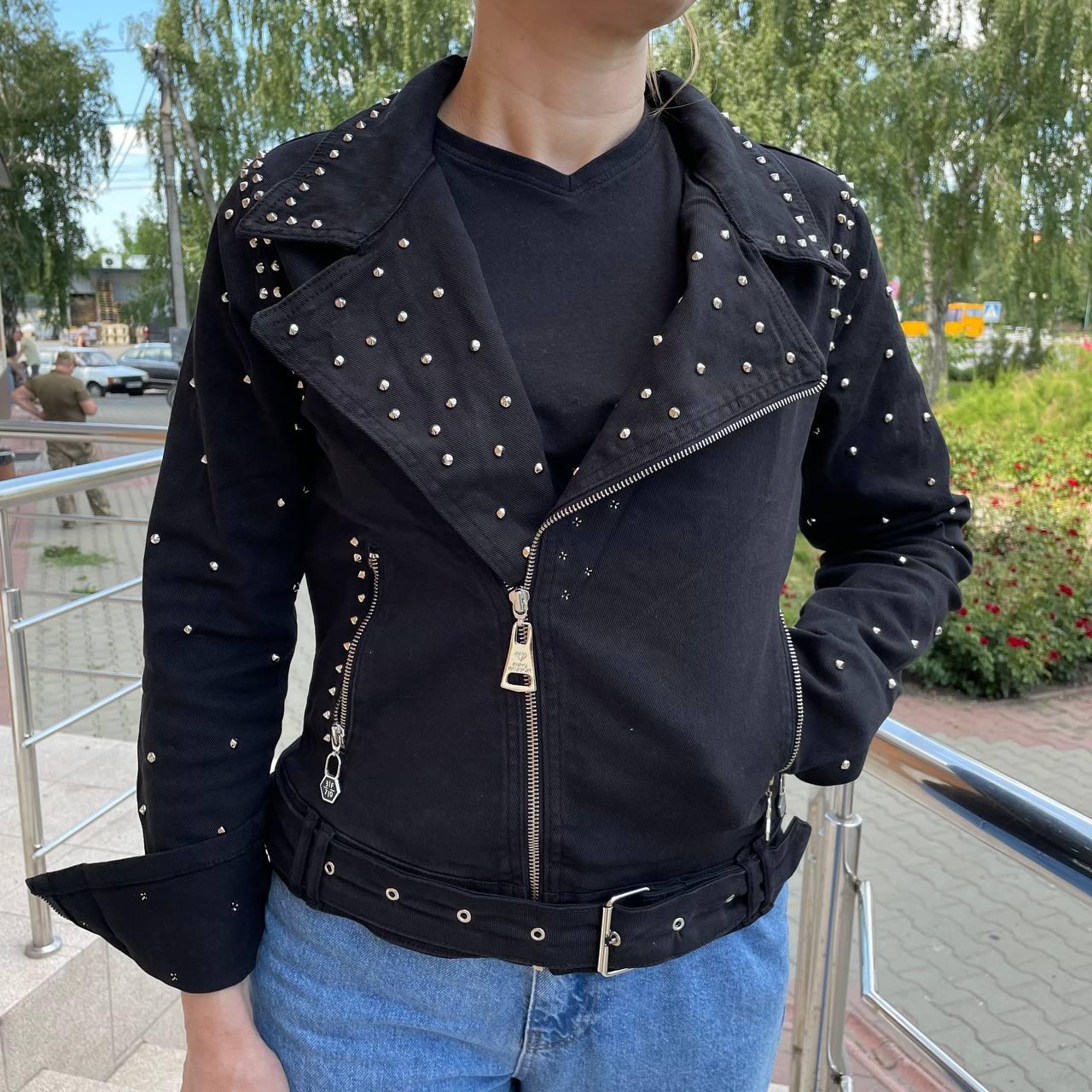 Жіноча джинсова куртка косуха заклепки чорна, фото 1