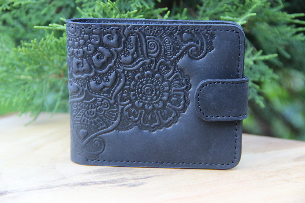 Стильний гаманець ручної роботи з тисненим орнаментом "Квітковий сад", натуральна шкіра, чорного кольору, 11х9 см, фото 1
