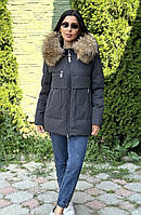 Короткая зимняя куртка с натуральным мехом енота