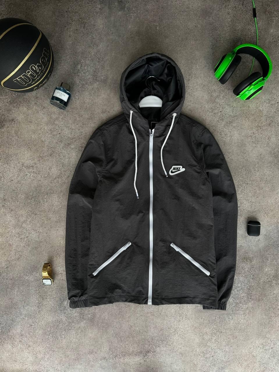 Чоловіча вітровка Nike темно-сіра з білим осінній Куртка Найк із плащової тканини на осінь