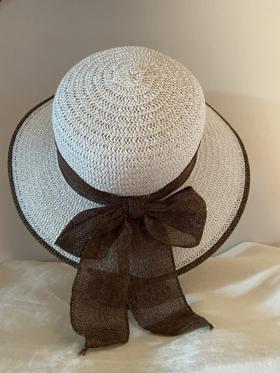 Літній жіночий білий із коричневою стрічкою капелюшок