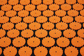 Килимок акупунктурний із валиком Cornix Classic Mat Аплікатор Кузнєцова XR-0111 Black/Orange Poland, фото 3