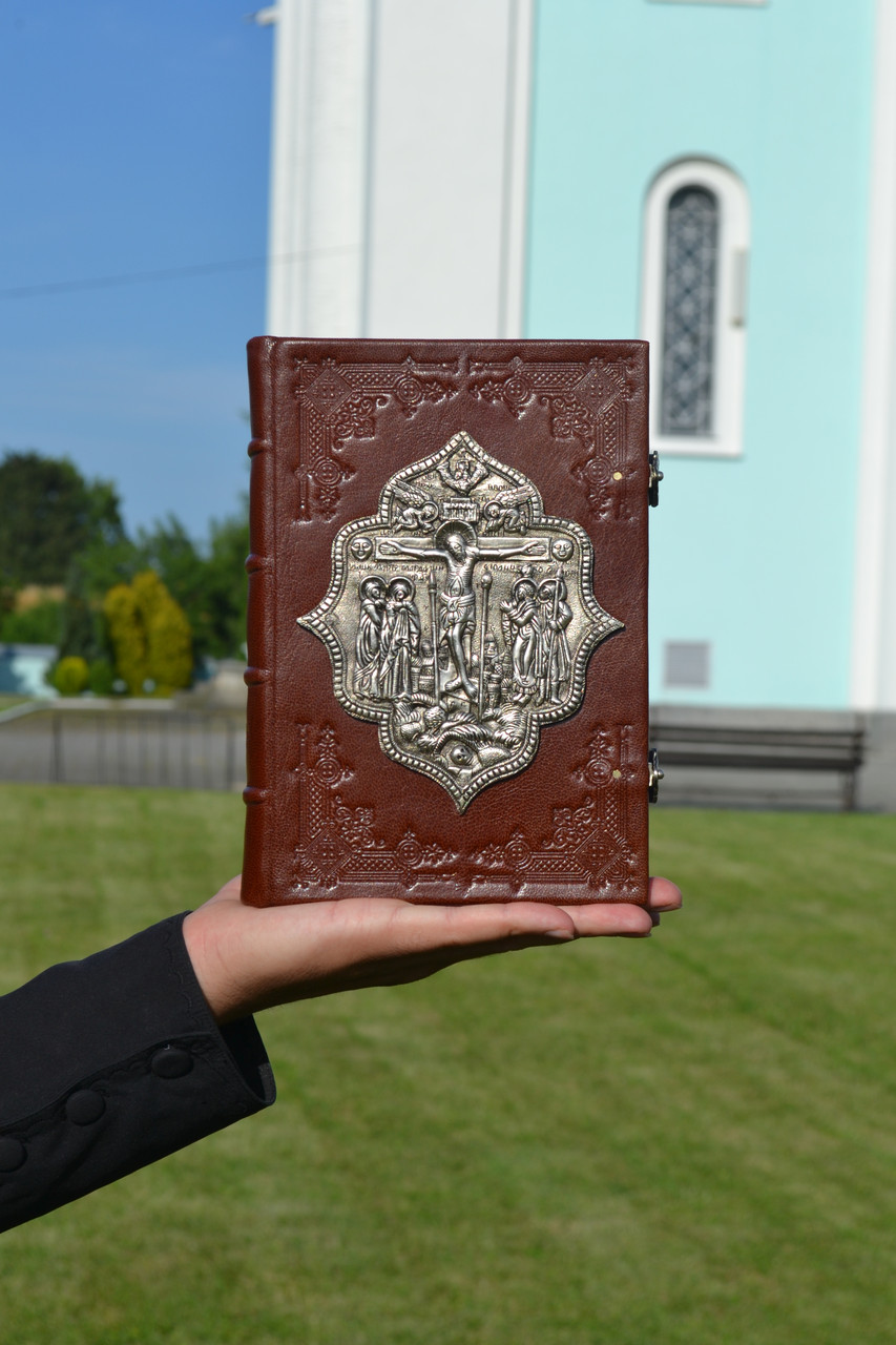 Євангеліє 21х15 см церковно-слов'янська мова, з посрібленими накладками "Голгофа"
