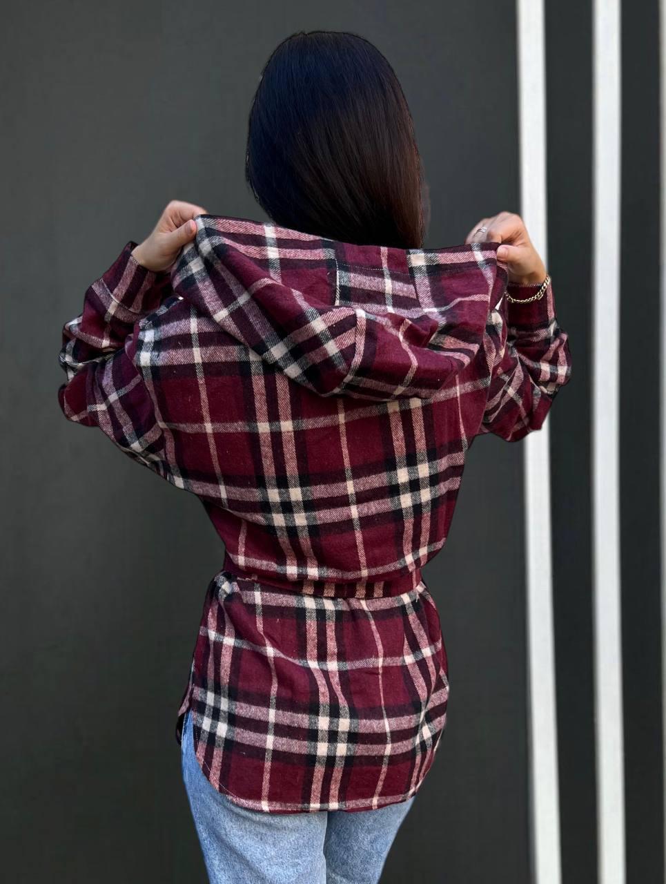 Модная женская клетчатая рубашка с капюшоном турецкий кашемир в клетку весенняя осенняя в стиле оверсайз 42/46, Бордовый - фото 2 - id-p1935229578