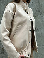 Жіноча куртка бомбер бежевого кольору із пальтової тканини