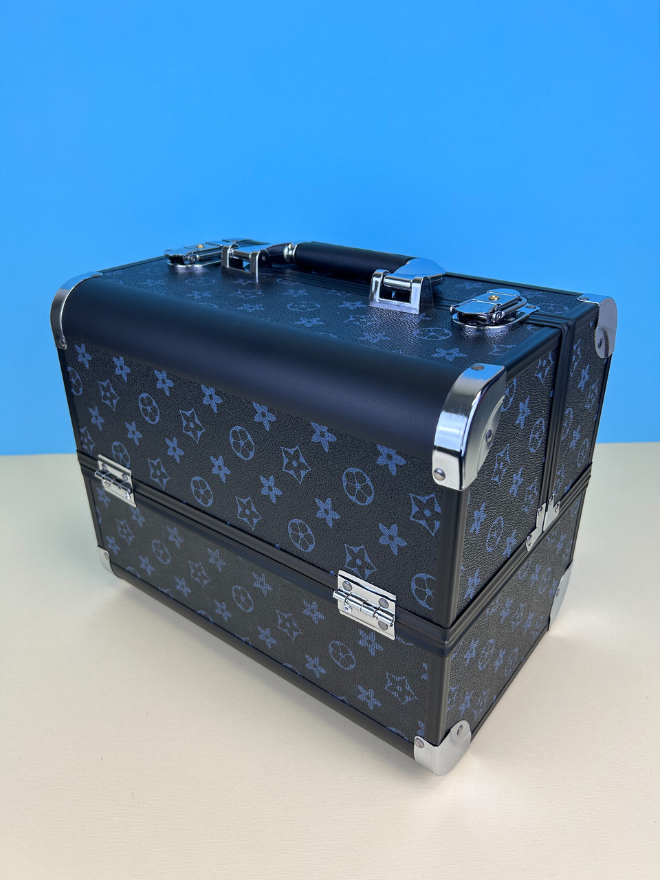 Алюминиевый бьюти кейс чемодан для косметики с выдвигающимися полками 740А (Ч24158), синий с орнаментом - фото 1 - id-p1911984381