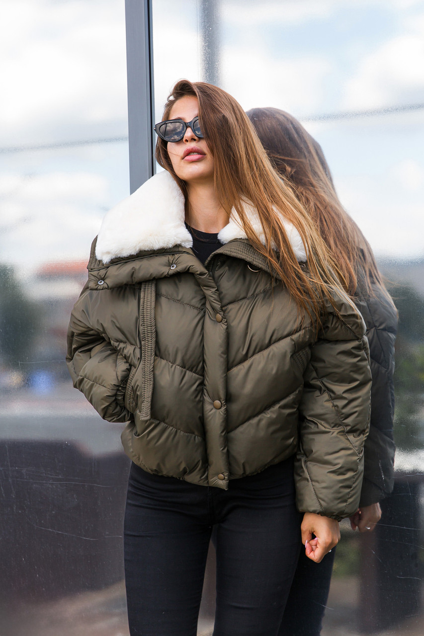 Актуальна жіноча зимова куртка оверсайз з хутровим коміром, фото 1