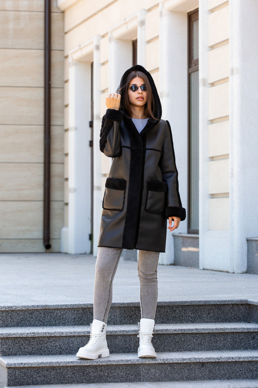 Стильна зимова жіноча дублянка чорного кольору з капюшоном, фото 1