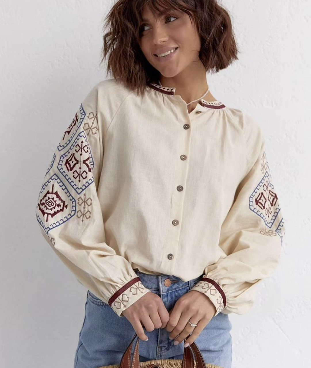 Жіноча бежева вишиванка з розписними рукавами, фото 1