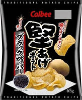 Чипсы Calbee Kataage Potato Chips Black Pepper Taete 65g