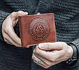 Портмоне чоловіче шкіряне компактне ручної роботи "Валькнут та руни". Колір коричневий, фото 4