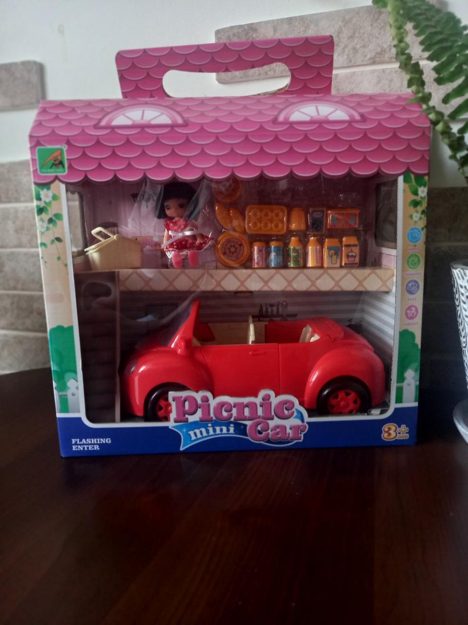 Дитячий ігровий набір лялька з машиною синього кольору та аксесуарами для пікніка. В коробці