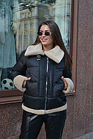 Трендова жіноча зимова куртка чорного кольору з оздобленням із еко-хутра