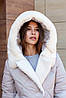 Елегантне зимове жіноче пальто зі стьобаної  плащової тканини з хутряним капюшоном та поясом, фото 3