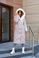 Элегантное зимнее женское пальто из стеганой плащевки с меховым капюшоном и поясом