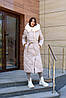 Елегантне зимове жіноче пальто зі стьобаної  плащової тканини з хутряним капюшоном та поясом, фото 8
