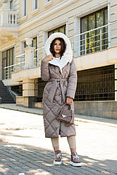 Модне зимове жіноче пальто зі стьобаної  плащової тканини з капюшоном та поясом