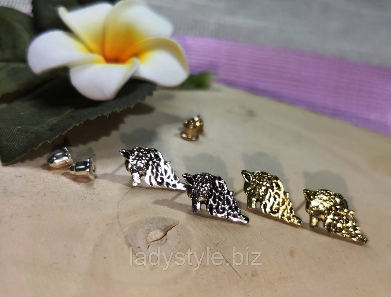 Сережки-цвяшки з вовком від студії LadyStyle.Biz