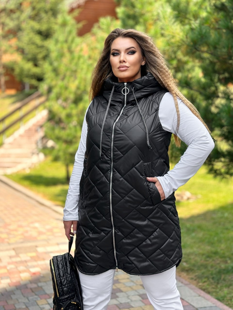 Жилетка жіноча стьобана, подовжена з капюшоном однотонна утеплена 46-48,50-52,54-56 (0196vidi) БАТАЛ