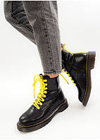 Демисезонные женские ботинки с желтыми шнурками