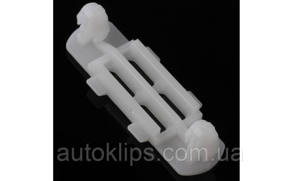 Кліпса кріплення накладки порога Mercedes W202 (A0099884478)