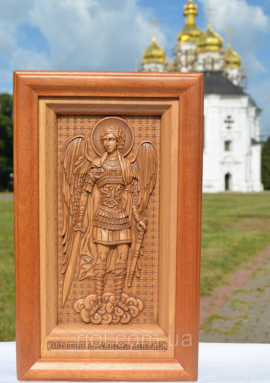 Різьблена дерев'яна ікона Архангела Михаїла