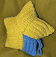 Подушка декоративная жёлто-голубого цвета связана вручную. Мягкая, приятная на ощупь и просто красивая.