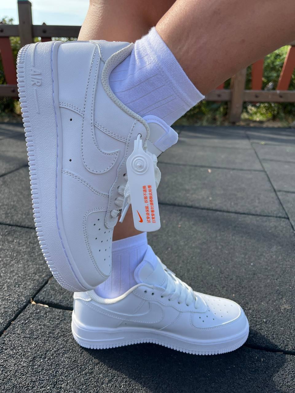 Жіночі та чоловічі кросівки Nike Air Force 1’07 White One взуття Найк Аір Форс білі низькі шкіряні унісекс, фото 1