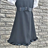 Чорний шкільний сарафан для дівчинки з рюшками внизу та завищеним поясом, фото 3