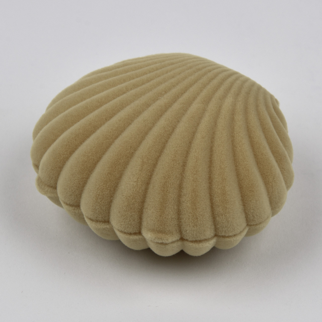 Футляр мушля бежева оксамит для ювелірних виробів під кільце, сережки, кулони та ланцюжки розмір 5,5Х6Х3,5 см - фото 1 - id-p1938269401