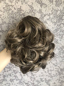 Хвост шиньйон короткий на крабі кучерявий русявий