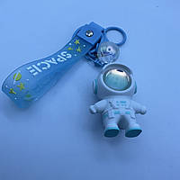 Брелок трендовый для ключей Космонавт фонарик на ключи , сумку , рюкзак белый