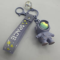 Брелок трендовый для ключей Космонавт фонарик на ключи , сумку , рюкзак фиолетовый