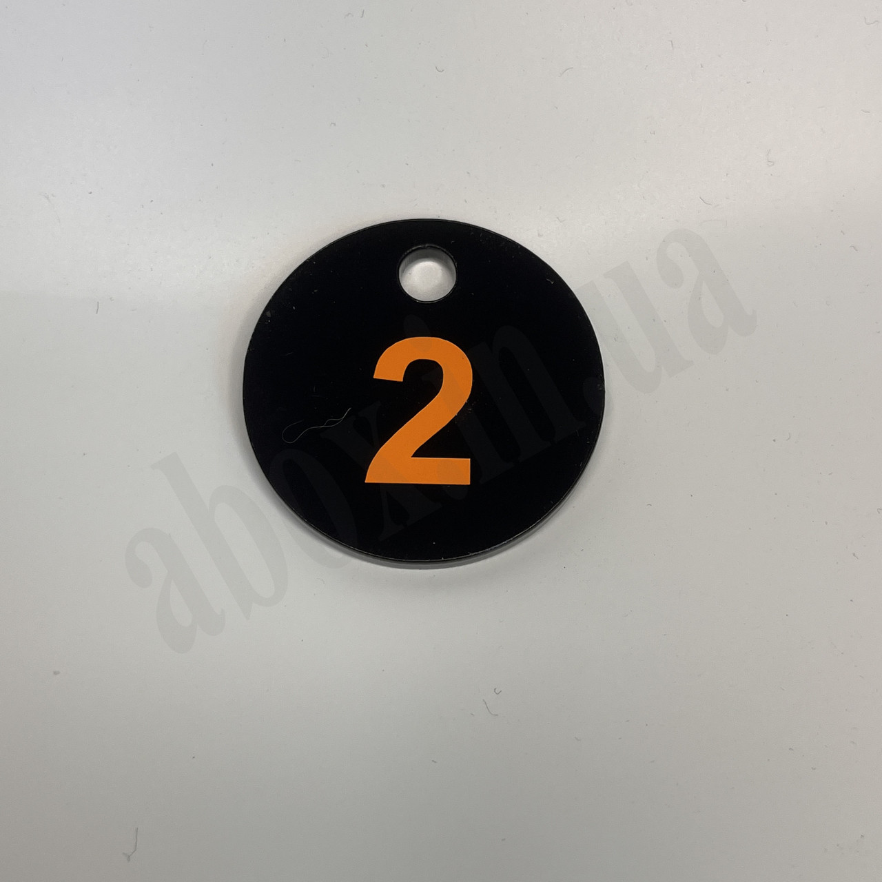 Гардеробні брелки круглі | Гардеробні круглі жетони | Чорна основа | Помаранчева цифра