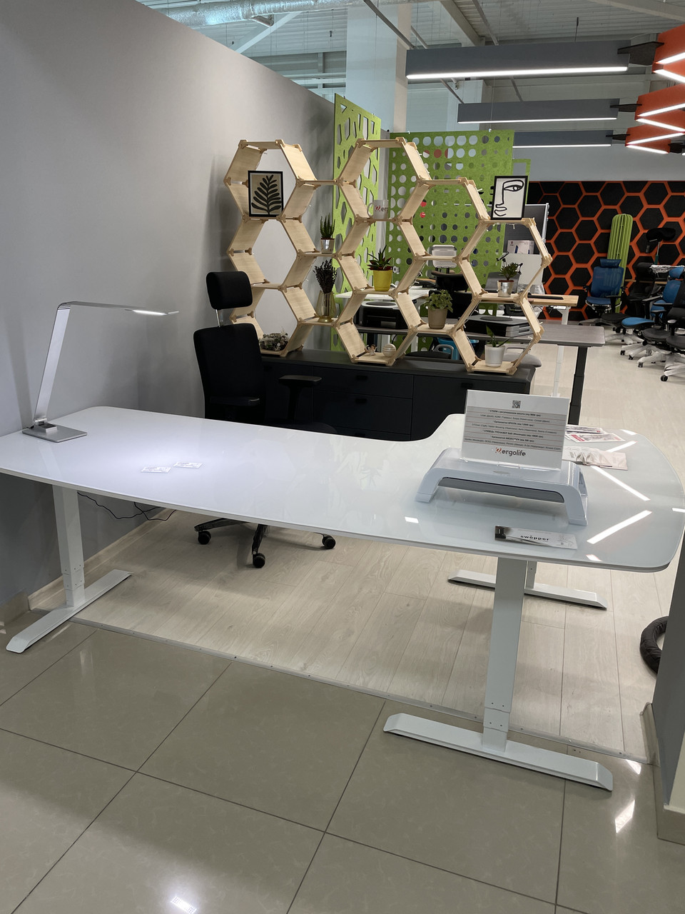 Кутовий офісний стіл AOKE Tripod Edge REC-90 з електроприводом висоти Білий, фото 1