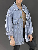 Женская удлиненная джинсовая куртка свободного кроя голубая