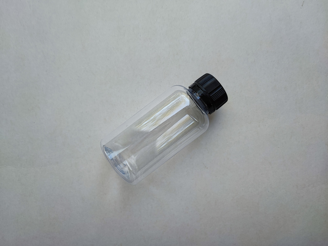 125 - 140 мл з чорною кришкою та контрольним кільцем 28/410 Круглий ПЕТ флакон пластиковий, пластмасовий
