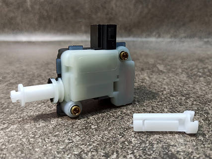 4B9962115B Привод замка багажника активатор EZC-AU-009 Шкода