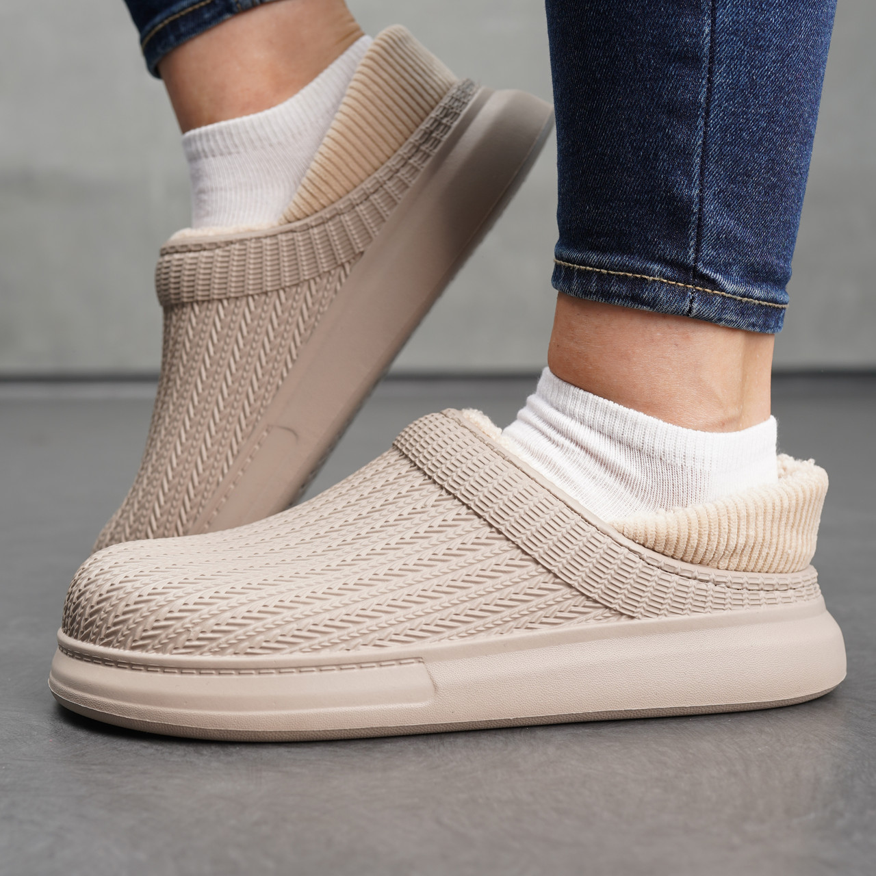 Бежеві жіночі резинові тапки на хутрі